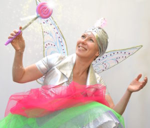 Jenga-Jengala kimalle-keiju juontaja